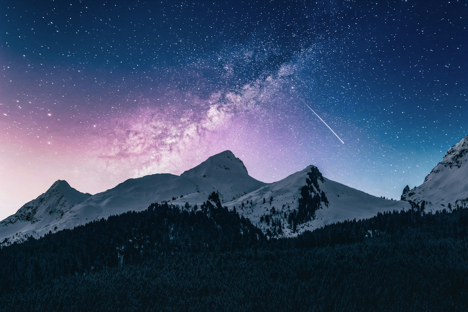 Paisagem montanhosa sob um céu estrelado.